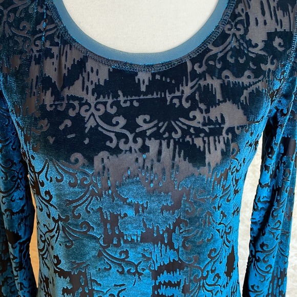 Vera Wang 👚Top👚 - Picture 2 of 8